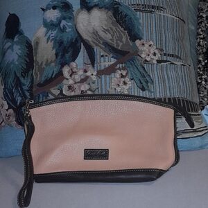 🌺DOONEY & BOURKE Elegant Two-Tone Leather Wristlet